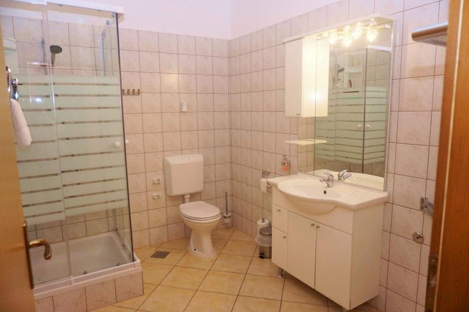 Shower, Toilet, Bathroom, towels