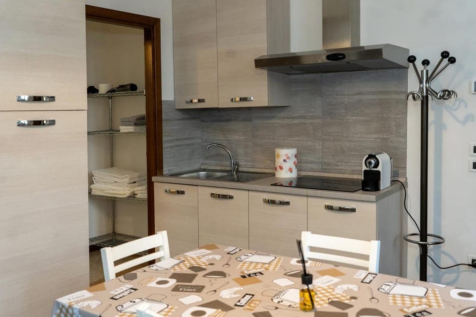 Kitchen or kitchenette, Dining area, stove