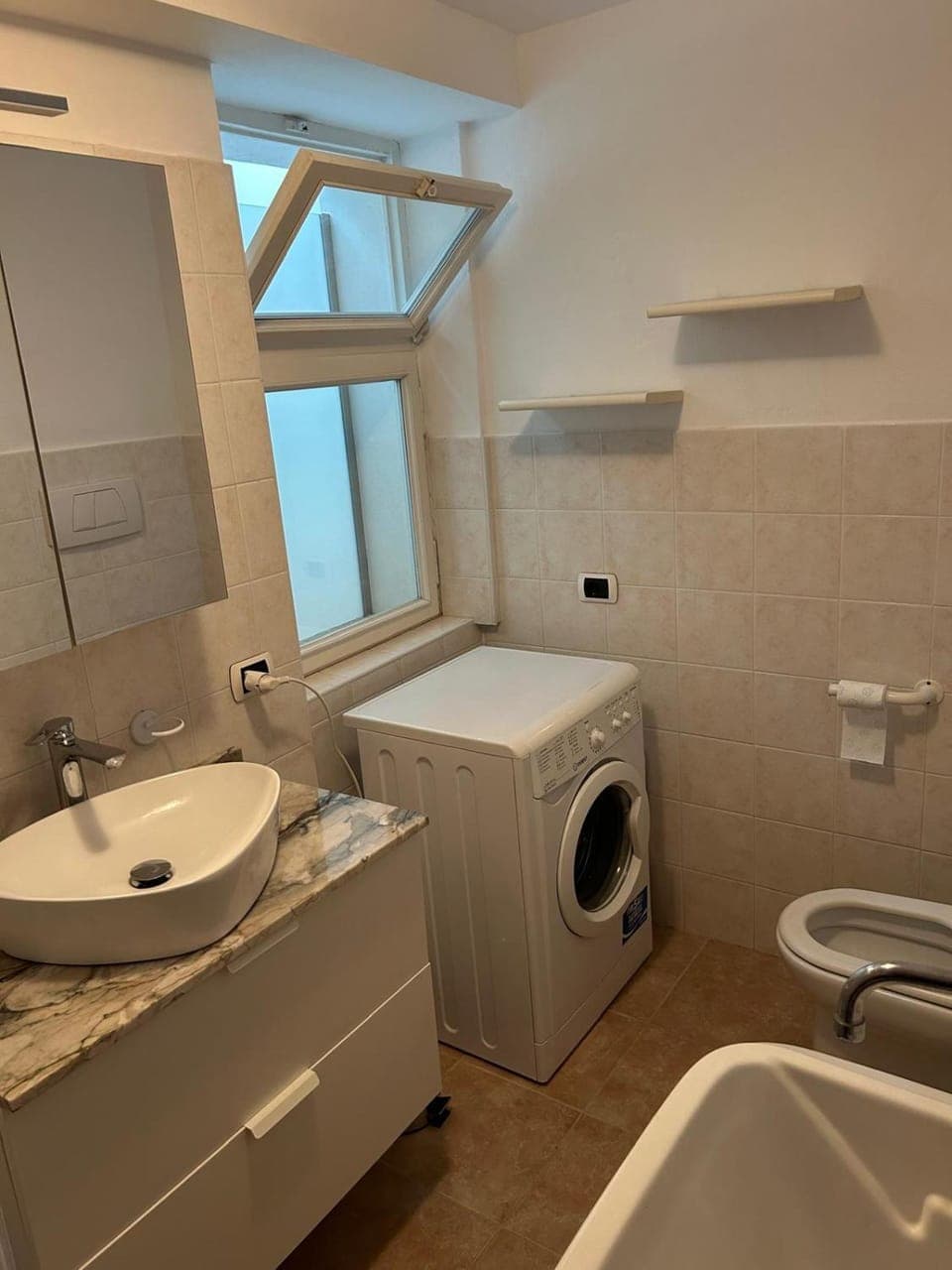 Shower, Toilet, Bathroom, towels, washing machine