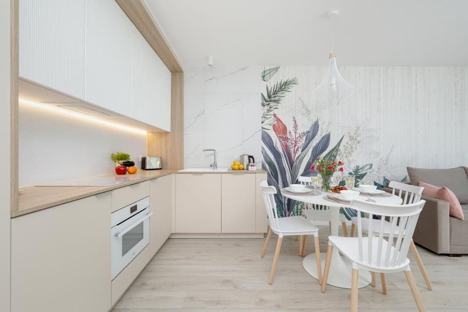 Kitchen or kitchenette, Dining area