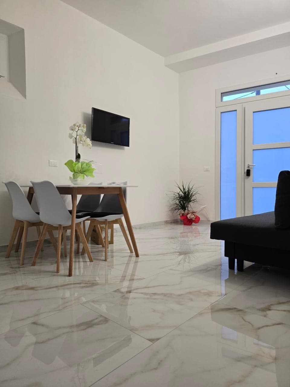 TV and multimedia, Seating area, Dining area