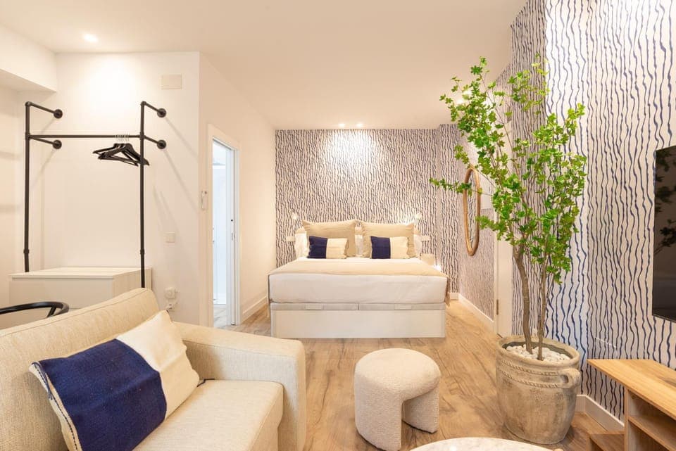 Property building, Bed, Living room, Living room, Photo of the whole room, Seating area, Bedroom, air conditioner