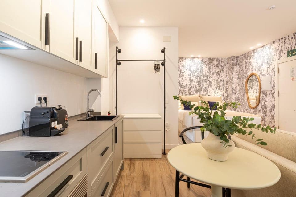 TV and multimedia, Coffee/tea facilities, Kitchen or kitchenette, Dining area, oven, stove, air conditioner