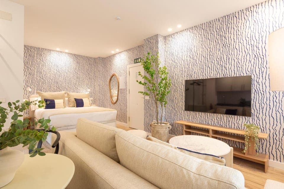 Bed, TV and multimedia, Living room, Photo of the whole room, Seating area, Dining area, Bedroom, air conditioner