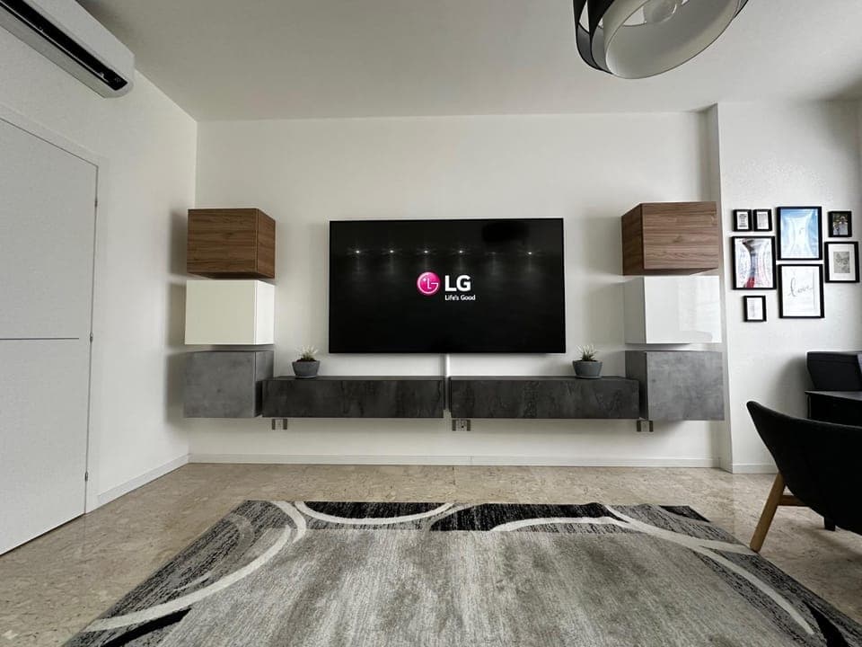 Communal lounge/ TV room, Living room, Seating area, Evening entertainment