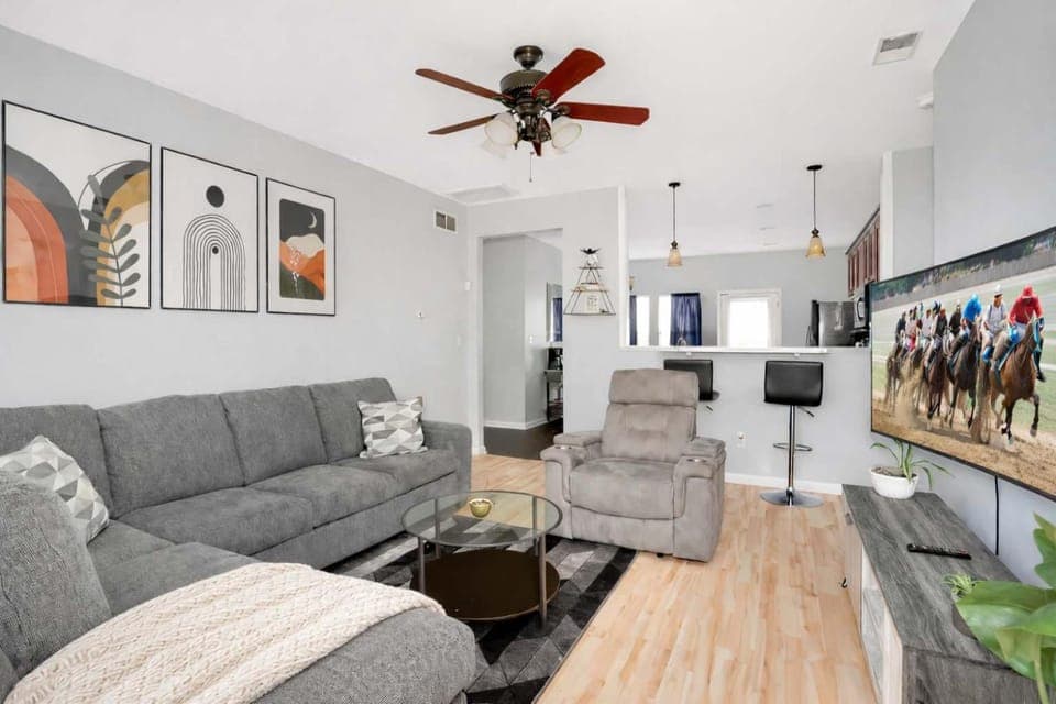 Spacious Family Retreat - Churchill Downs & Downtown House in Louisville