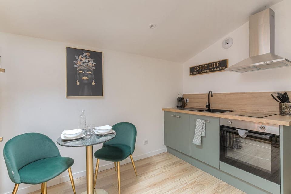 Kitchen or kitchenette, dishwasher, oven