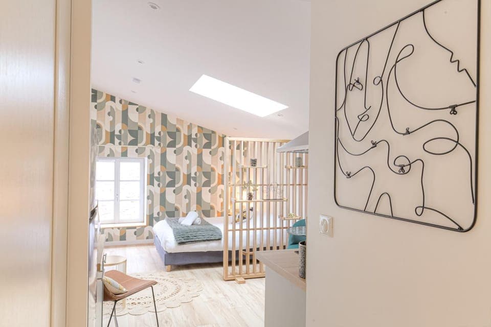 Bed, Living room, Photo of the whole room, Seating area