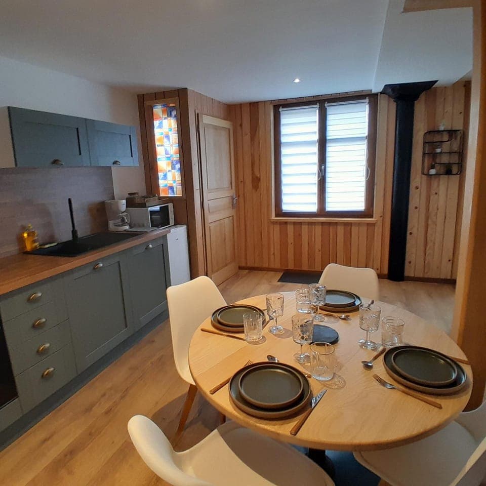 Kitchen or kitchenette, Dining area, stove