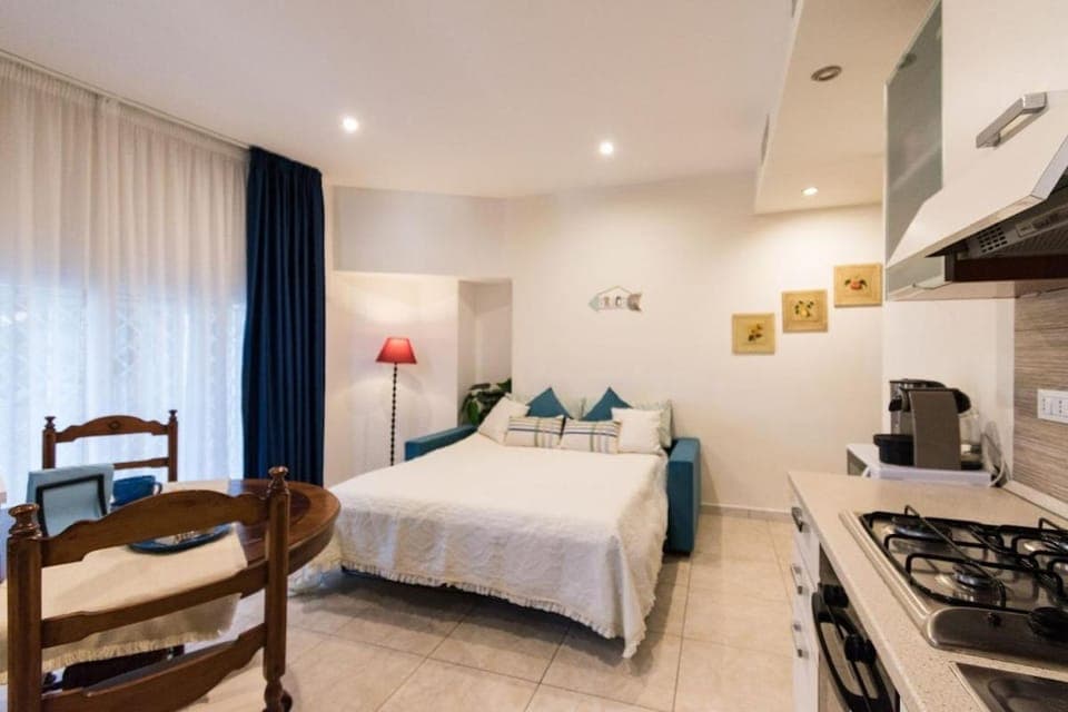 Bed, Kitchen or kitchenette, Living room, Seating area, Dining area