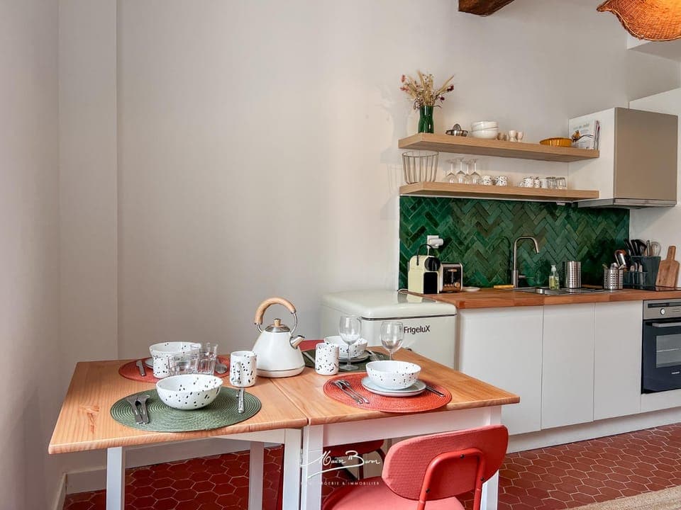 Coffee/tea facilities, Kitchen or kitchenette, Dining area, stove