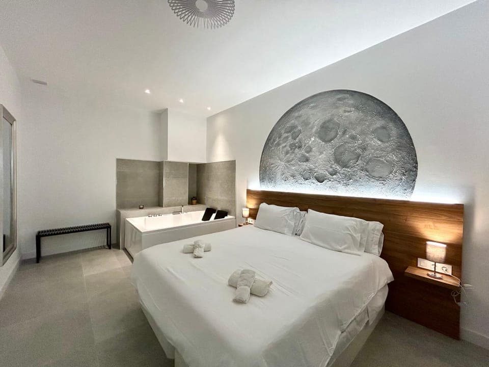 Valencia Getaway - Jacuzzi, Space & Comfort Apartment in Valencia