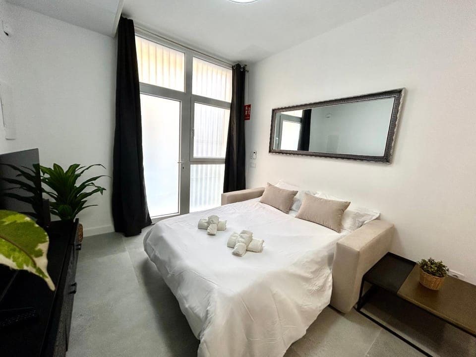Bed, Living room, towels