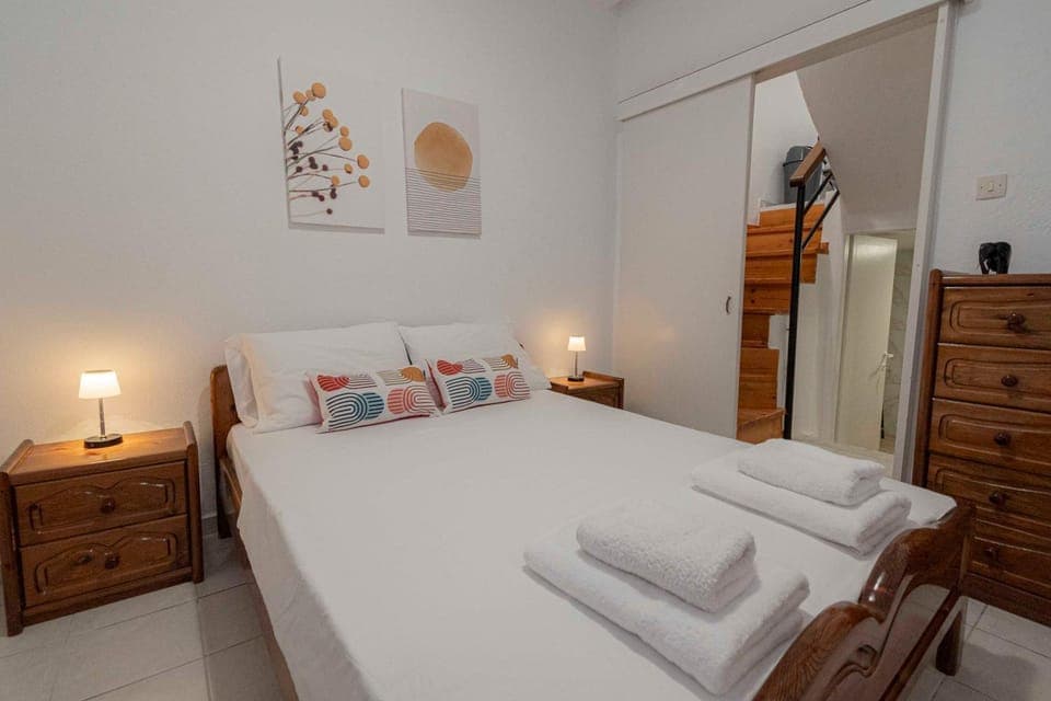 Bed, Photo of the whole room, Bedroom, towels