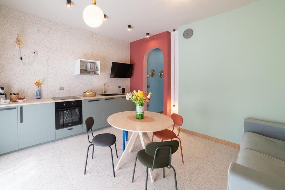 Kitchen or kitchenette, Living room, Seating area, Dining area, oven, stove