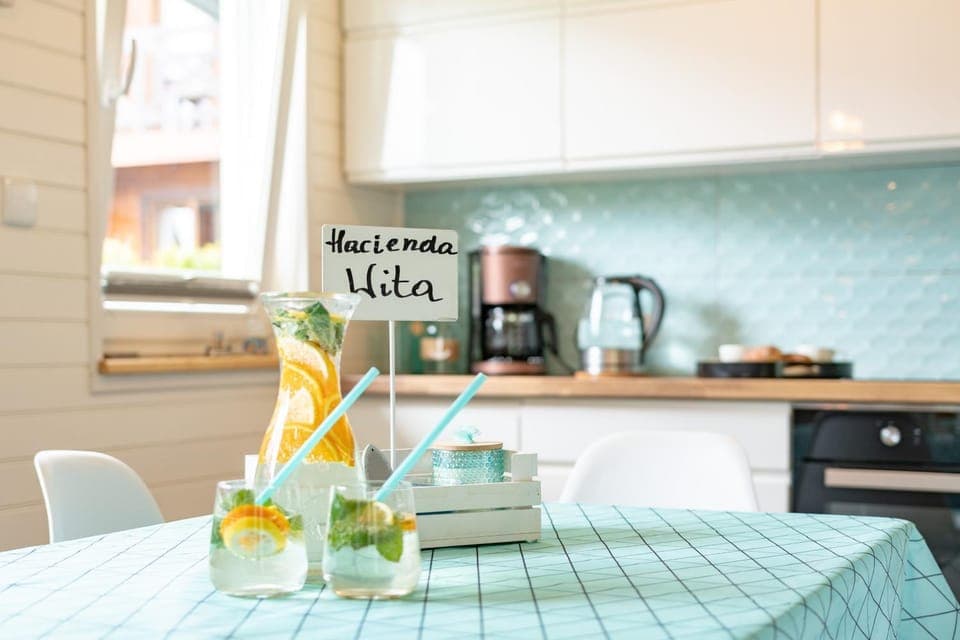 Coffee/tea facilities, Kitchen or kitchenette, stove