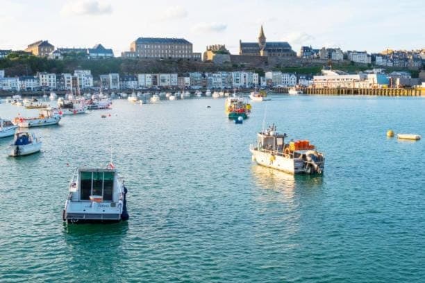 Nearby landmark, Natural landscape, Activities, City view, Sea view