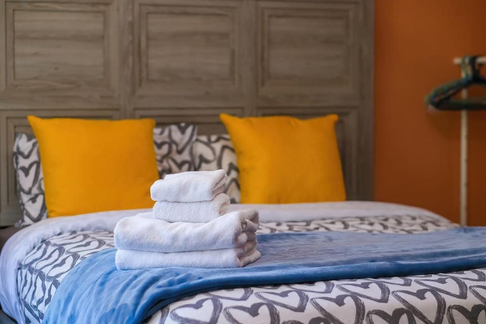 Bed, Photo of the whole room, Bedroom, towels