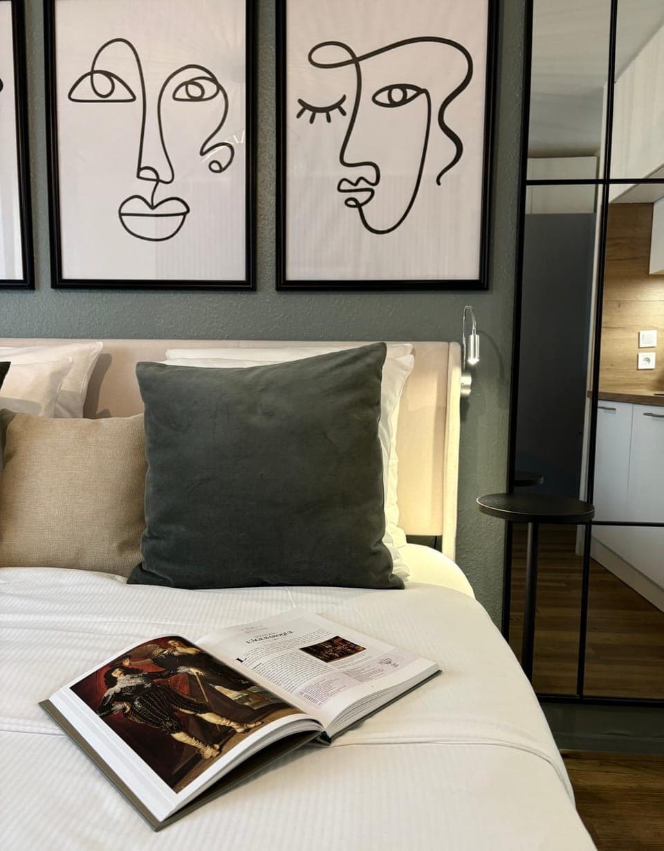 Bed, Photo of the whole room, Decorative detail, Bedroom