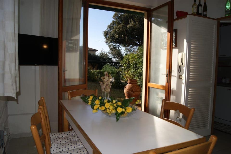 View (from property/room), Living room, Seating area, Inner courtyard view