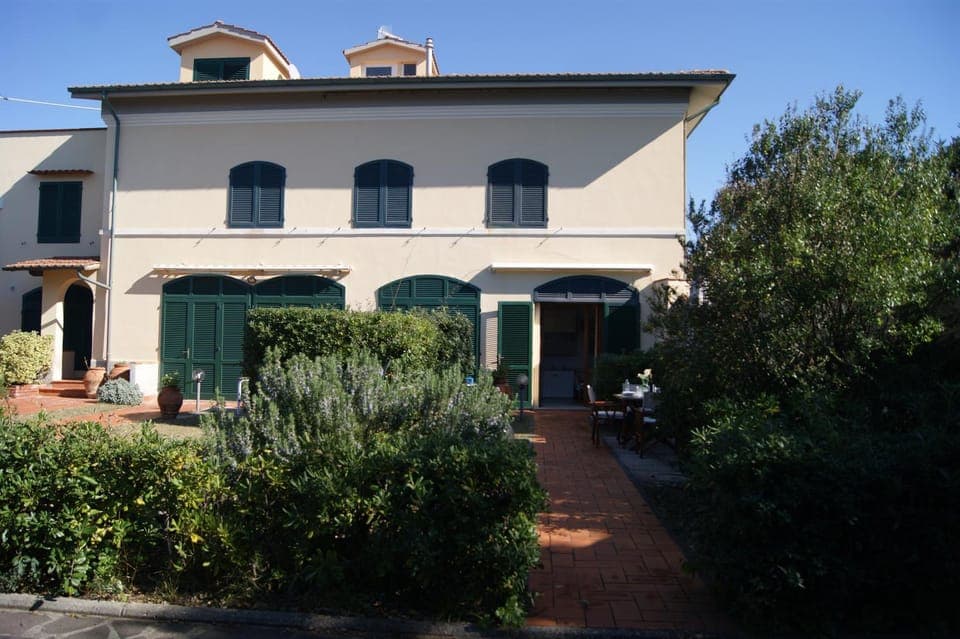 Property building, Facade/entrance, Garden