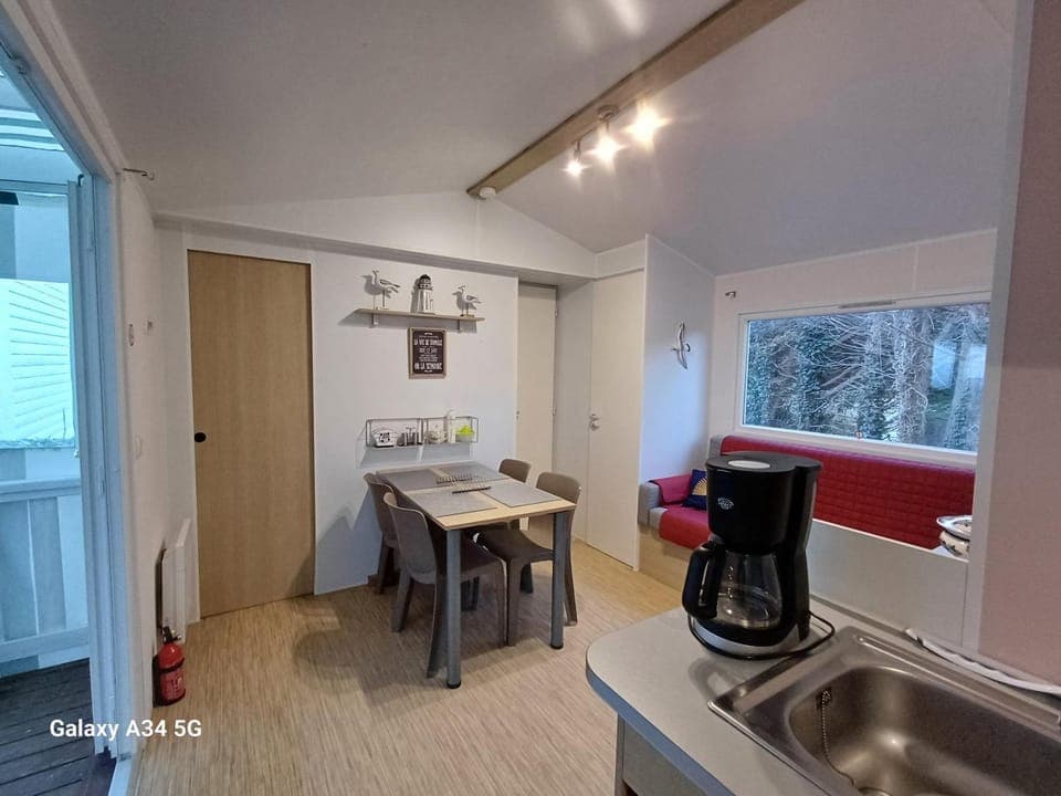 Kitchen or kitchenette, Living room, Seating area, Dining area, stove