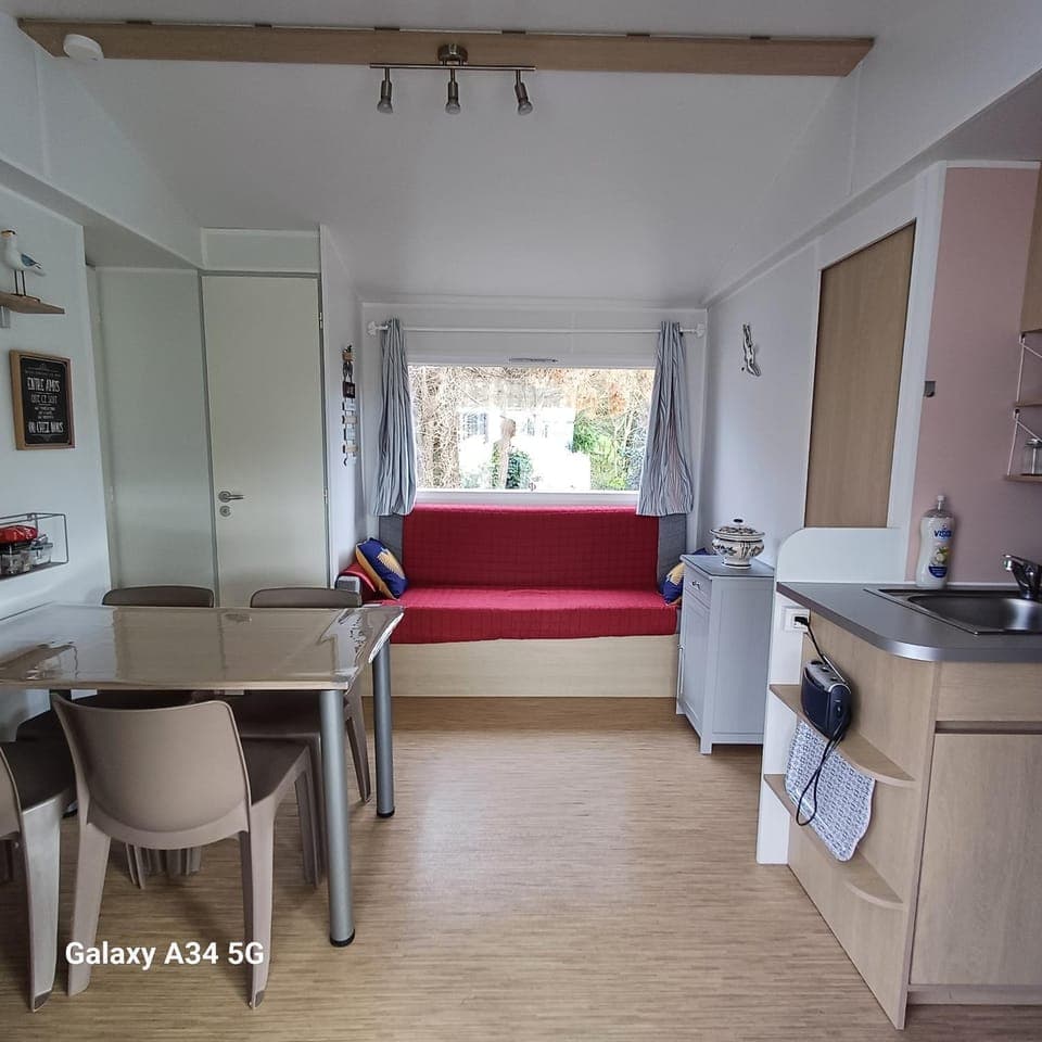 Kitchen or kitchenette, Living room, Seating area, Dining area, oven, stove