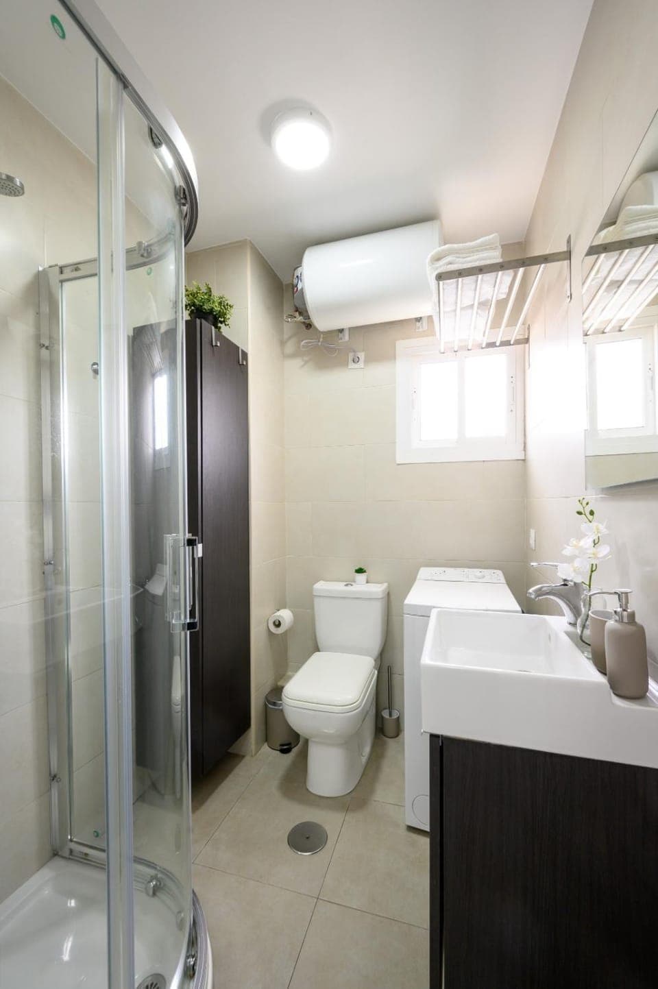 Shower, Toilet, Bathroom, hair dryier, internet, towels