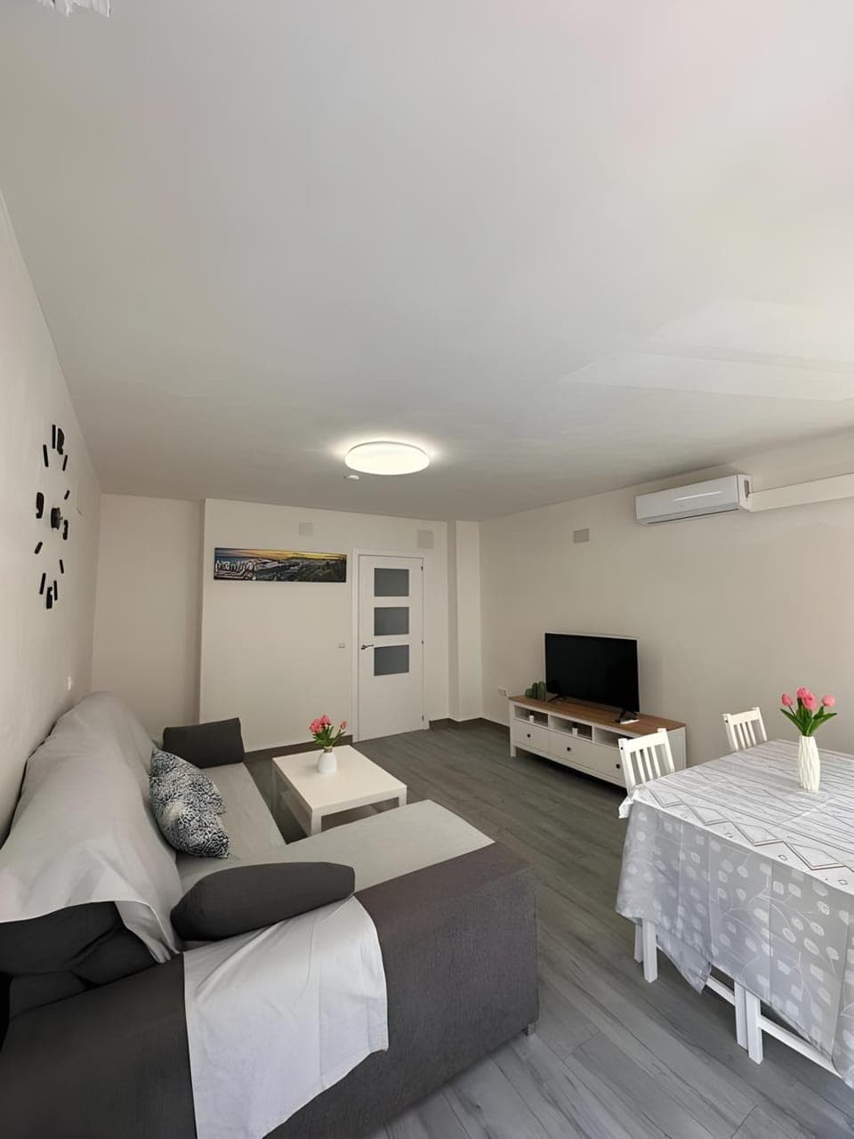 Communal lounge/ TV room, TV and multimedia, Living room, Seating area, Dining area, air conditioner