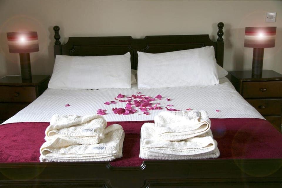 Bed, Bedroom, towels