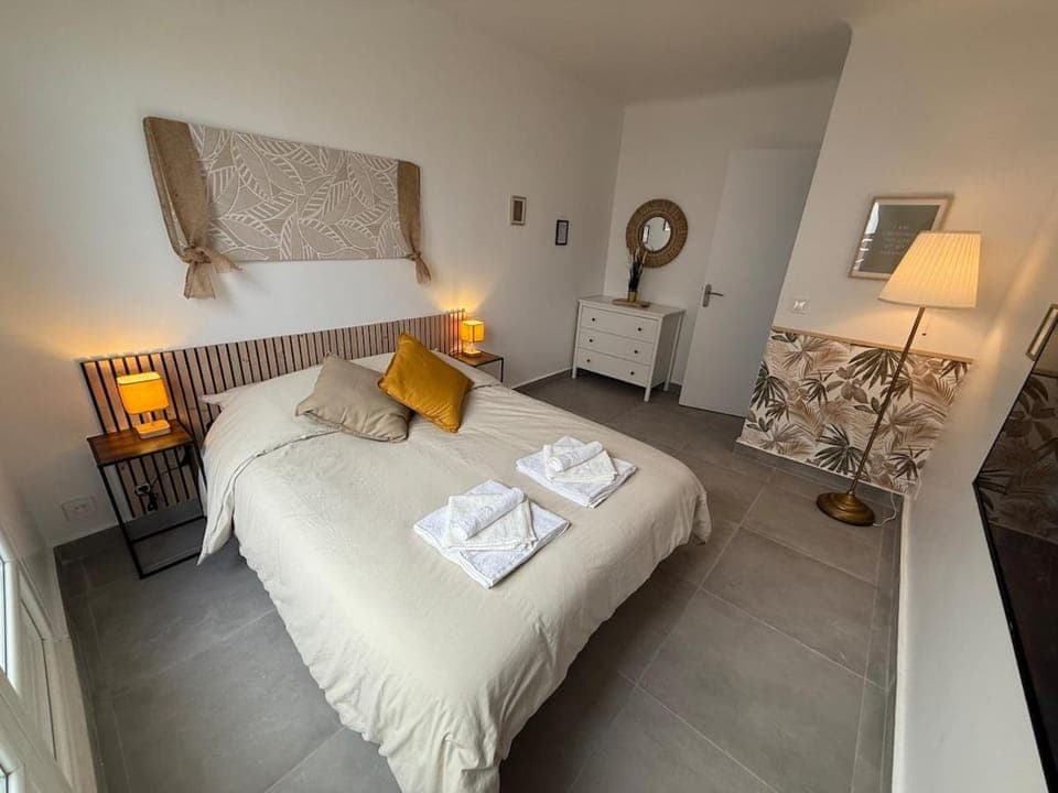 Bed, Photo of the whole room, Bedroom, towels