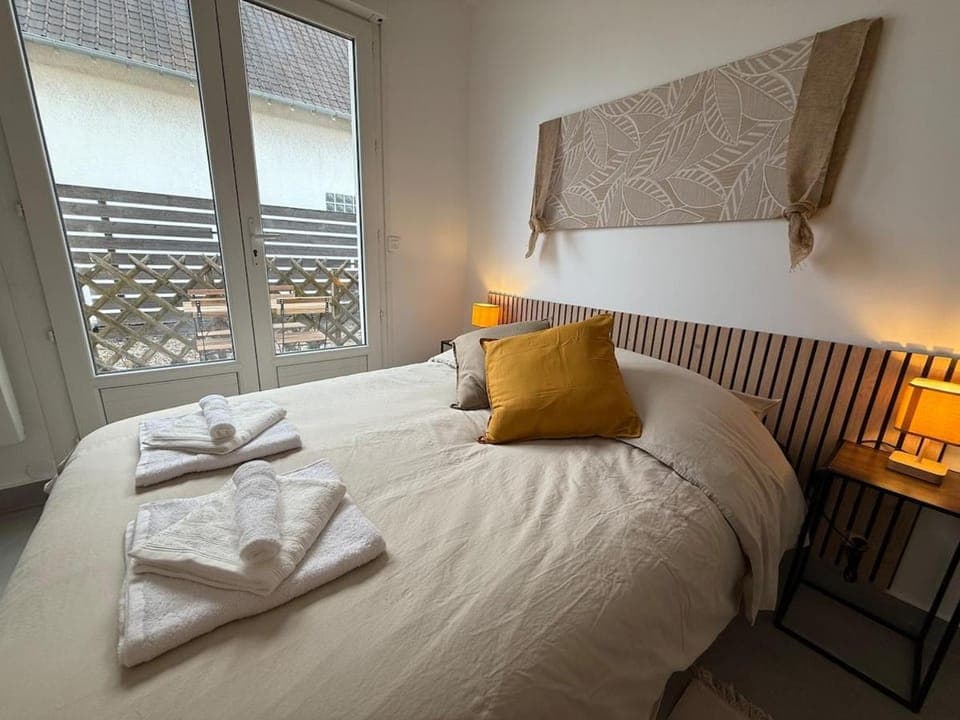 Photo of the whole room, towels