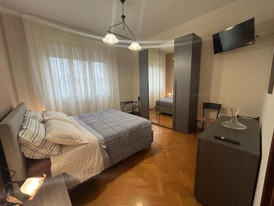 Bed, TV and multimedia, Photo of the whole room, Bedroom, wardrobe