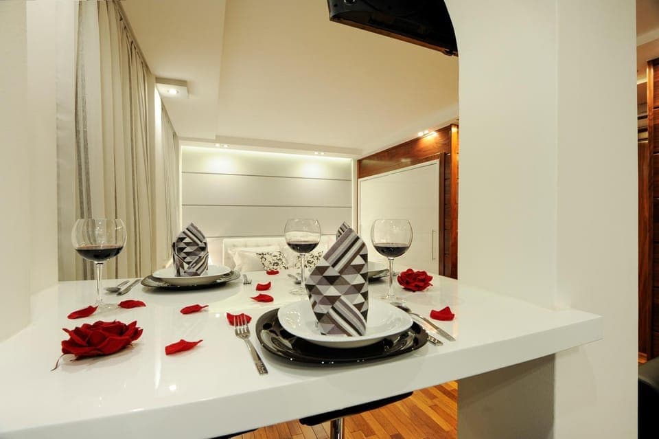 Kitchen or kitchenette, Dining area