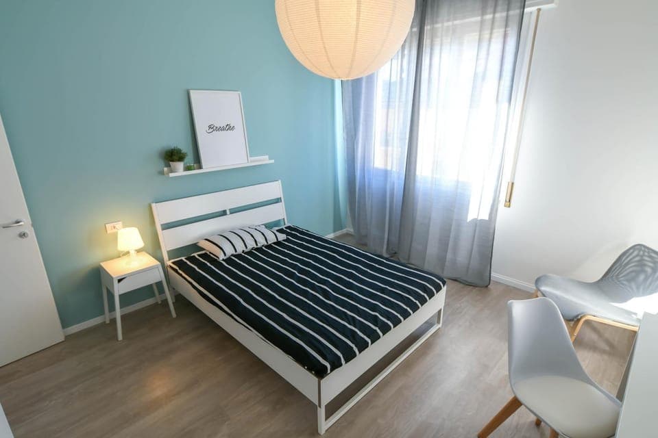 Bed, Photo of the whole room, Seating area, Bedroom