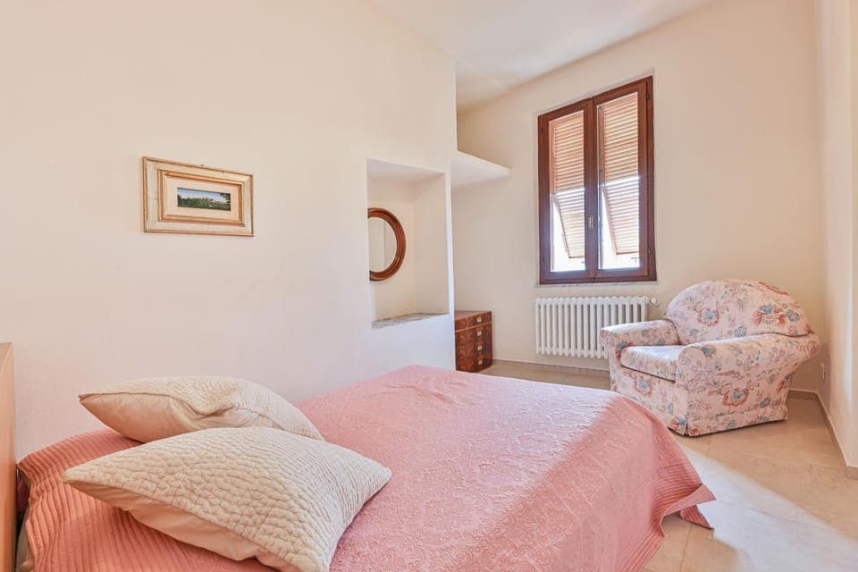 Bed, Living room, Photo of the whole room, Seating area, Bedroom