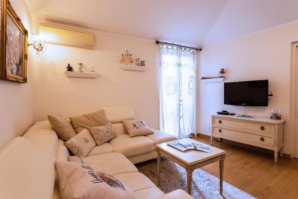 TV and multimedia, Living room, air conditioner