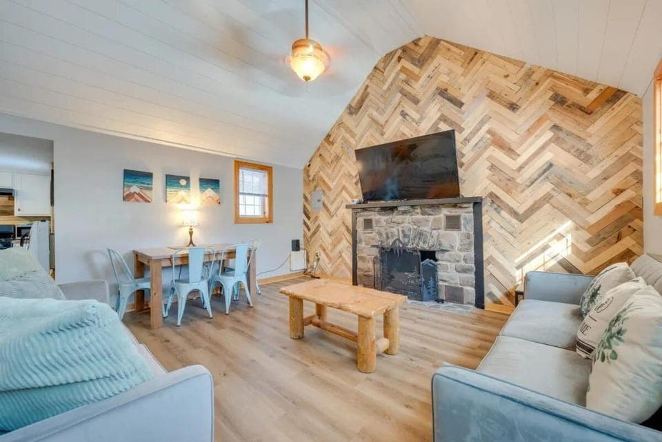 Communal lounge/ TV room, TV and multimedia, Living room, Seating area, Evening entertainment