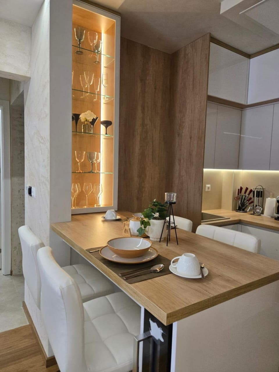 Kitchen or kitchenette, Dining area