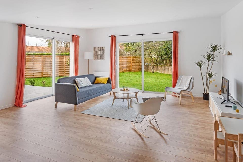 Communal lounge/ TV room, Garden, TV and multimedia, Living room, Seating area, Garden view