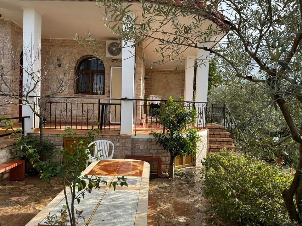 Property building, Garden, Balcony/Terrace