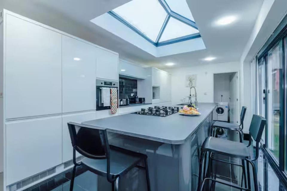 Kitchen or kitchenette, Dining area, stove