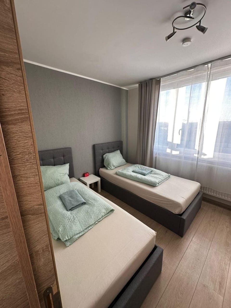 Bed, Bedroom, towels