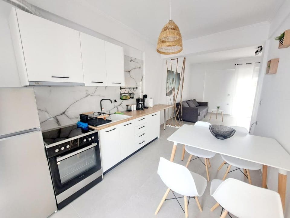 Coffee/tea facilities, Kitchen or kitchenette, Dining area, oven