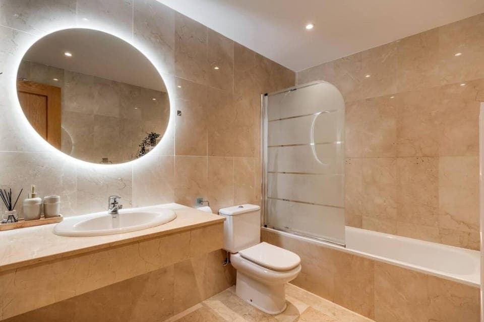 Shower, Toilet, Bathroom, Bath, bidet, towels