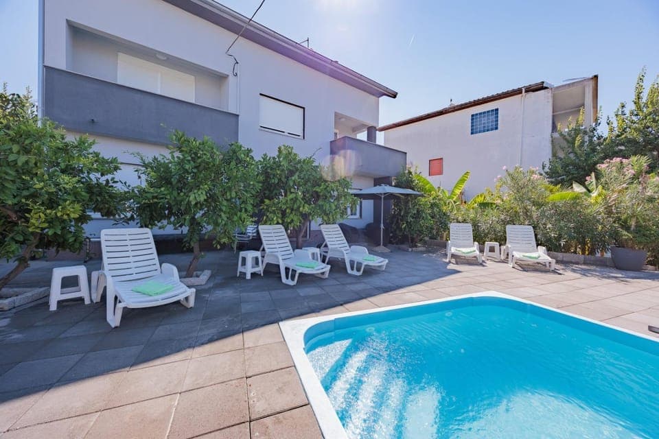 Property building, Patio, Day, Garden, Garden view, Pool view, Swimming pool, sunbed
