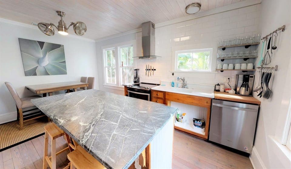 Renovated Lemon Guesthouse 4 KING Bedrooms Downtown Half Mile Stroll- Beach Only 3 Miles House in Saint Augustine
