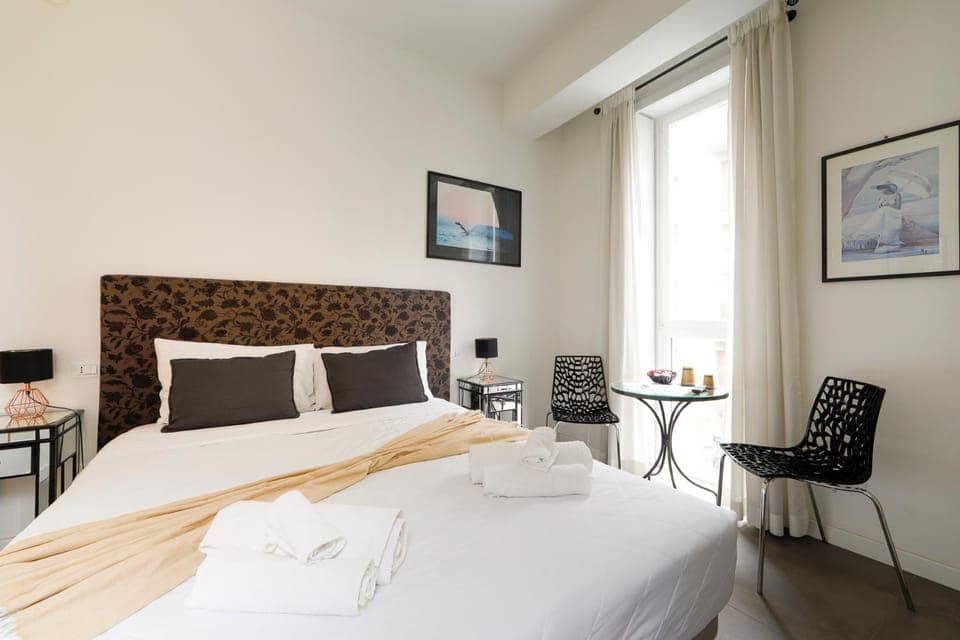 Bed, Photo of the whole room, Bedroom, towels