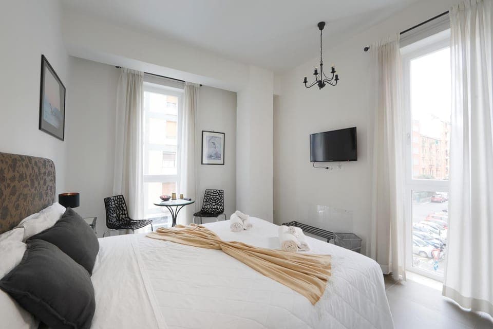 Bed, TV and multimedia, Photo of the whole room, Bedroom, towels