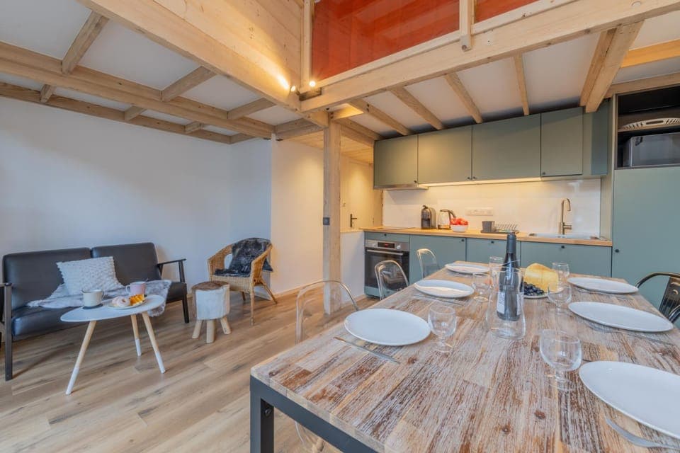 Kitchen or kitchenette, Dining area